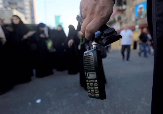 Un hombre sostiene en Beirut (Líbano) un walkie-talkie con el logotipo de la firma japonesa Icom