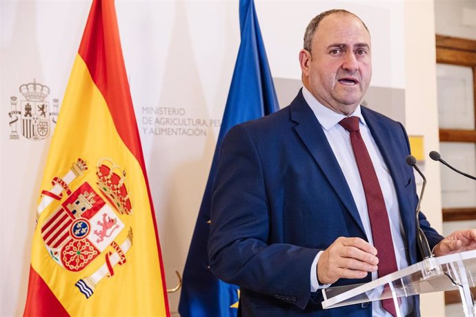 Archivo - El consejero de Agricultura, Ganadería y Desarrollo Rural de Castilla La Mancha, Julián Martínez Lizán, ofrece una rueda de prensa tras la reunión con los consejeros de Agricultura de las comunidades autónomas, en la sede del Ministerio, a 18 de