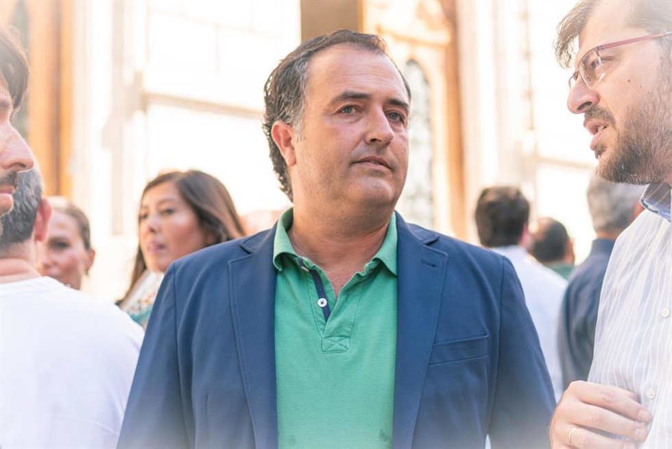 Archivo - El presidente de Vox en las Cortes de Castilla-La Mancha, David Moreno (c), tras un minuto de silencio en repulsa a los asesinatos de los menores en Mocejón y Otero, en la puerta de entrada de la Diputación, a 19 de agosto de 2024, en Toledo, 