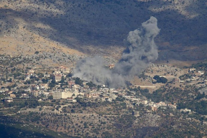 Columna de humo tras un bombardeo del Ejército de Israel contra la localidad de Kafarchuba, en el sur de Líbano (archivo)