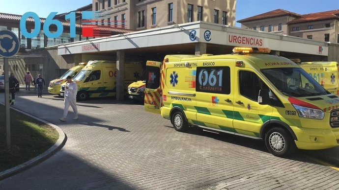 Archivo - Ambulancias del 061 en Urgencias de Valdecilla.- Archivo