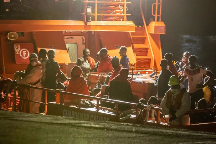 Archivo - Una embarcación de Salvamento Marítimo llega al muelle de Arguineguín tras rescatar a un cayuco con 140 personas a bordo, a 23 de julio de 2024, en Gran Canaria, Canarias (España). Salvamento Marítimo rescató ayer, una patera con 140 personas a 