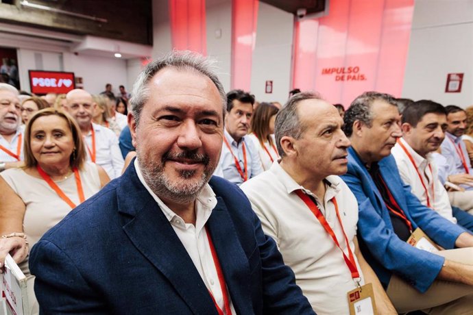 El secretario general del PSOE de Andalucía, Juan Espadas (i), durante la reunión del Comité Federal del PSOE, en la sede federal del PSOE, a 7 de septiembre de 2024, en Madrid (España). (Foto de archivo)