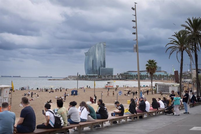 Una mini antena de Cellnex en una farola del litoral de Barcelona