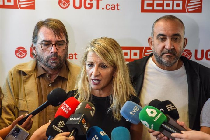 La vicepresidenta segunda y ministra de Trabajo, Yolanda Díaz, junto al secretario general de UGT de Catalunya, Camil Ros, y el secretario general de CC.OO. De Catalunya, Javier Pacheco.