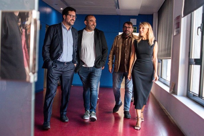 La vicepresidenta segunda y ministra de Trabajo, Yolanda Díaz, junto al secretario de Estado de Trabajo, Joaquín Pérez; el secretario general de UGT de Catalunya, Camil Ros, y el secretario general de CC.OO. De Catalunya, Javier Pacheco.