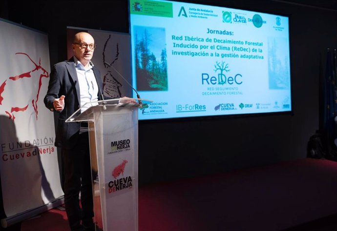 El delegado territorial de la Consejería de Sostenibilidad y Medio Ambiente de la Junta en Málaga, José Antonio Víquez, ha participado en las jornadas de la Red Ibérica de Decaimiento Forestal Inducido por el Clima (ReDec), que tienen lugar en Nerja.