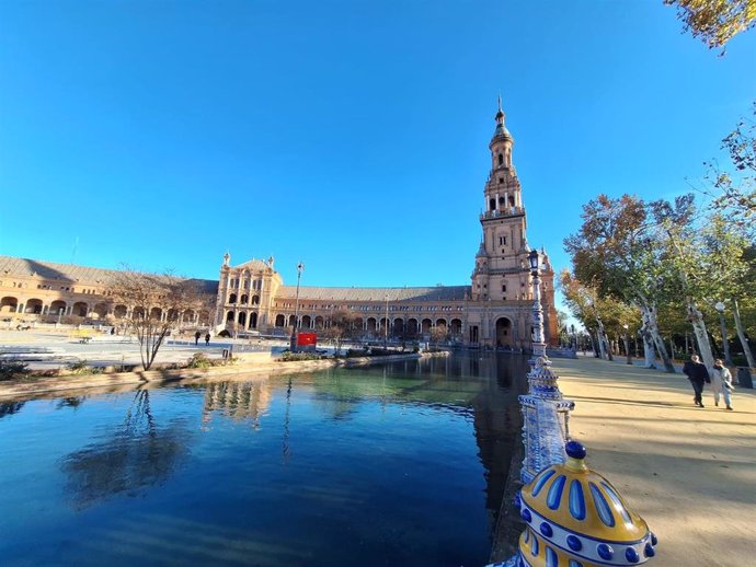 Archivo - Plaza de España de Sevilla con la torre Sur al fondo.