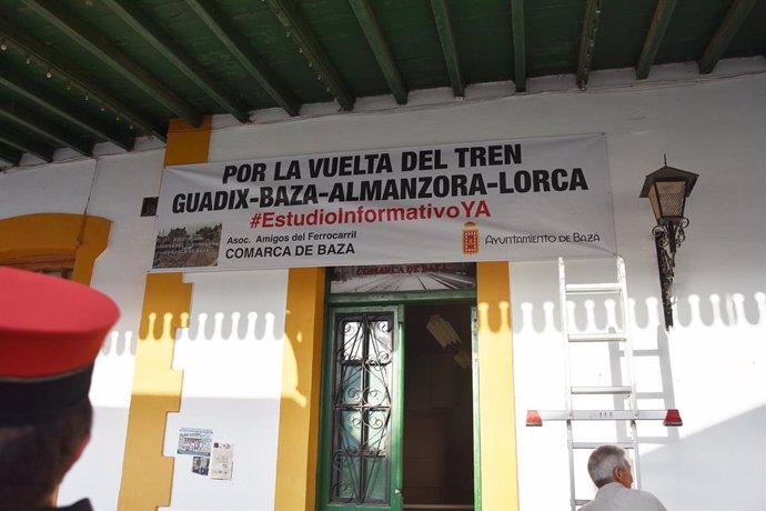 Pancarta en la antigua estación de tren de Baza que se ha mostrado durante las recientes fiestas de la ciudad