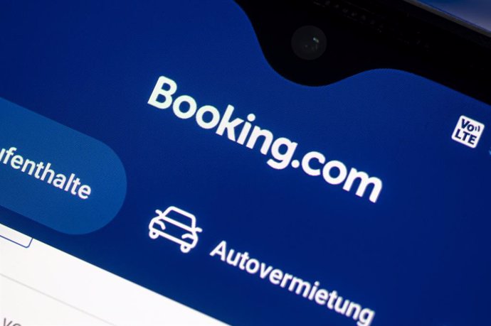 Archivo - FILED - 16 May 2021, Berlin: The app of the travel portal Booking.com is shown on a smartphone. Photo: Fabian Sommer/dpa.