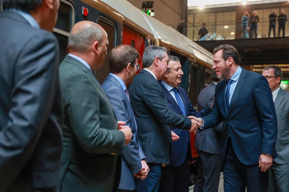 Archivo - El ministro de Transporte y Movilidad, Oscar Puente (c) saluda al senador y secretario general del PSOE-A, Juan Espadas (4i) durante el acto de inauguración de la temporada, a 22 de marzo de 2024, en Sevilla, Andalucía (España). (Foto de archi