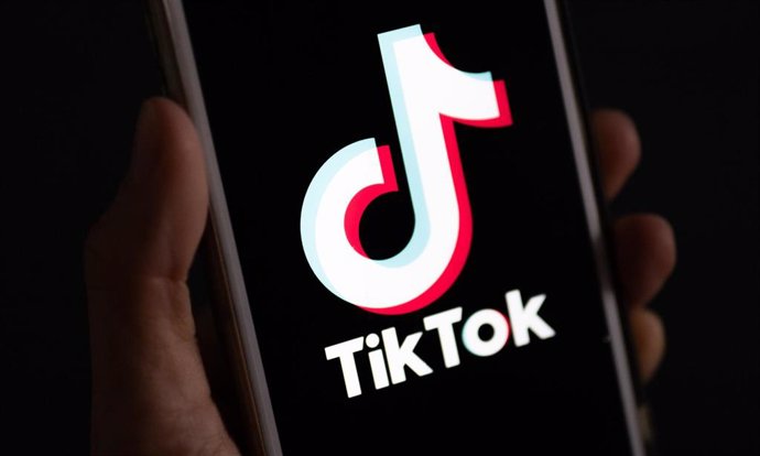 Archivo - Logo de la plataforma 'TikTok' en un teléfono móvil