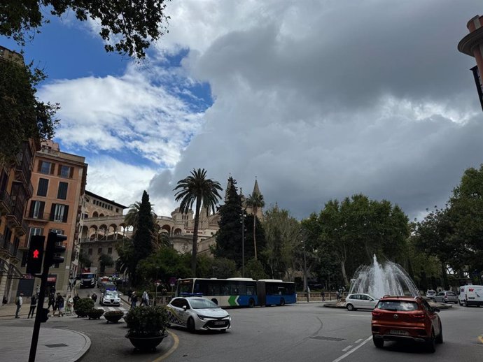 Archivo - Sol y nubes en Palma con la Catedral de fondo.