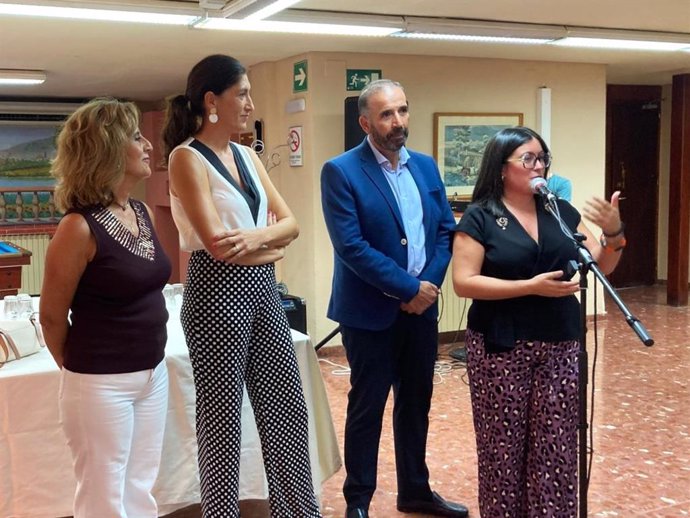 La delegada territorial de Inclusión Social, Juventud, Familias e Igualdad en Sevilla, María Luisa Cava, junto a la alcaldesa de Écija, Silvia Heredia, en la inauguración del servicio de cafetería en el CPA de la localidad.