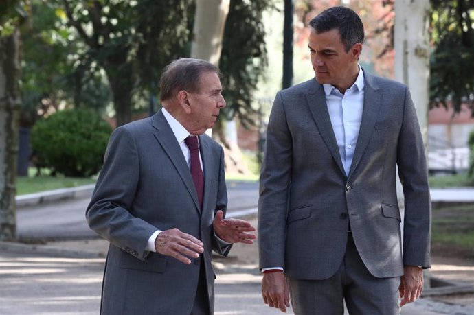 El candidato opositor venezolano Edmundo González (i) y el presidente del Gobierno, Pedro Sánchez (d), se reúnen en el Palacio de la Moncloa, a 12 de septiembre de 2024, en Madrid (España).