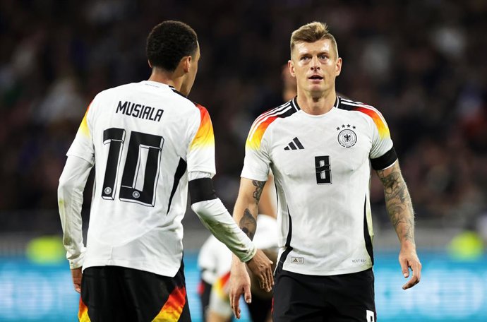 Archivo - 23 March 2024, France, Lyon: Germany's players Jamal Musiala (l) and Toni Kroos react during the International friendly soccer match between France and Germany at Groupama Stadium. Photo: Christian Charisius/dpa