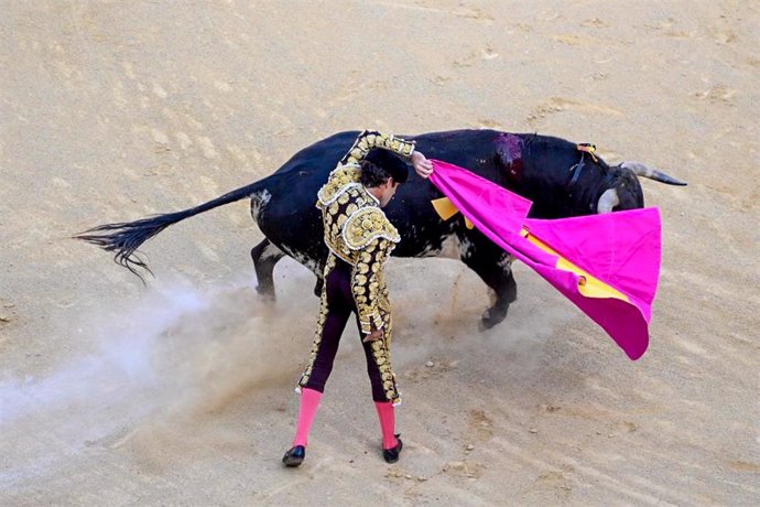 Archivo - El torero José Tomas toreando con el capote en la corrida de reaparición del diestro a 12 de junio del 2022 en Jaén (Andalucía, España)