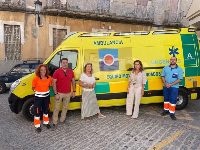 Botella (2ª dcha.), con profesionales y responsables sanitarios, ante ambulancia del EMCA para las aldeas de Fuente Obejuna.