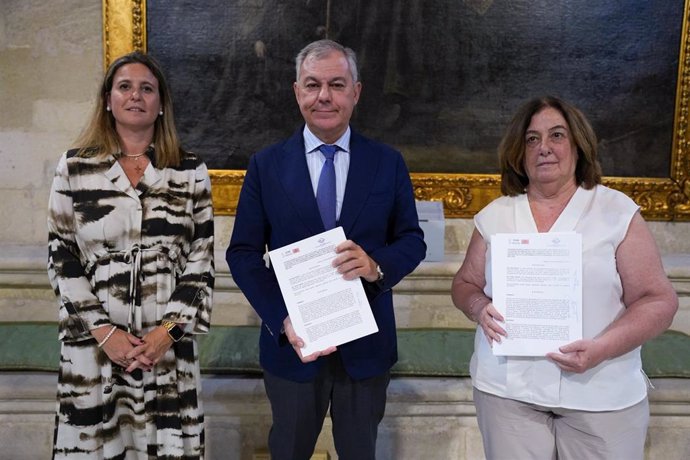 El alcalde de Sevilla y la Feria del Libro Antiguo muestran el convenio en presencia de la delegada municipal de Turismo.