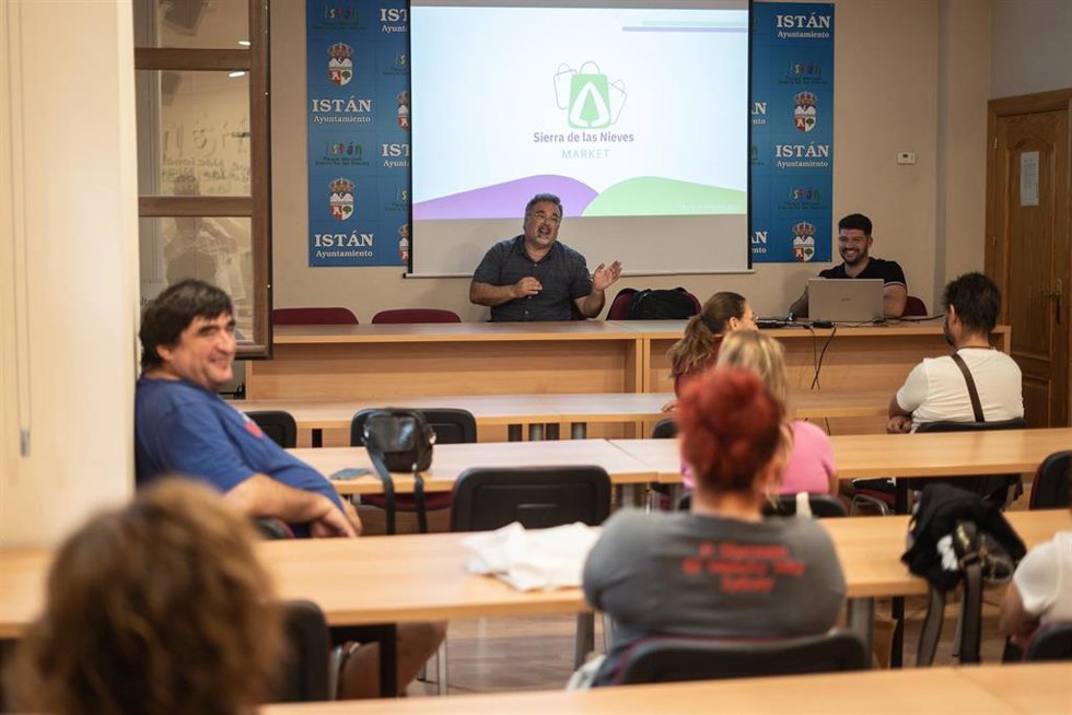 Reunión informativa en Istán para la implantación de la aplicación de promoción y comercio electrónico Sierra de las Nieves Market.