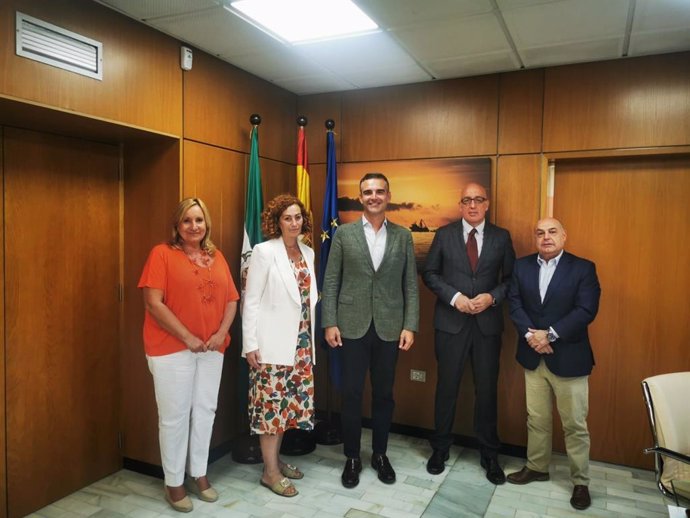 Reunión del consejero de Agricultura, Pesca, Agua y Desarrollo Rural, Ramón Fernández-Pacheco, con representantes del clúster Marítimo-Marino.