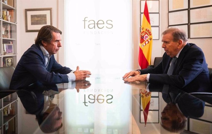 El expresidente del Gobierno José María Aznar se reúne con el candidato opositor Edmundo González en la sede de la fundación FAES en Madrid.