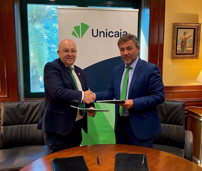 El director territorial de Unicaja en Málaga, Francisco José Reguera, y el presidente de la Federación Malagueña de Peñas, Manuel Curtido.