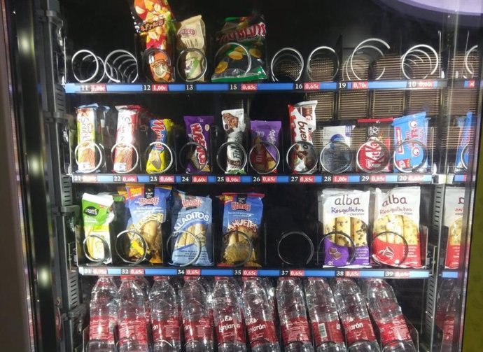 Archivo - Una máquina de vending en un espacio público