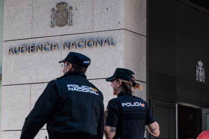 Dos agentes de Policía Nacional en la Audiencia Nacional, a 16 de septiembre de 2024, en Madrid (España). 