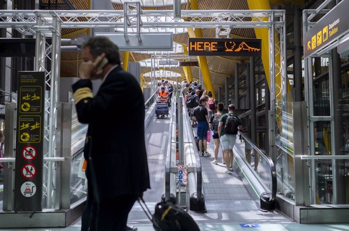 Un piloto de avión en la terminal T4 del aeropuerto Adolfo Suárez Madrid-Barajas, a 30 de agosto de 2024, en Madrid (España). 