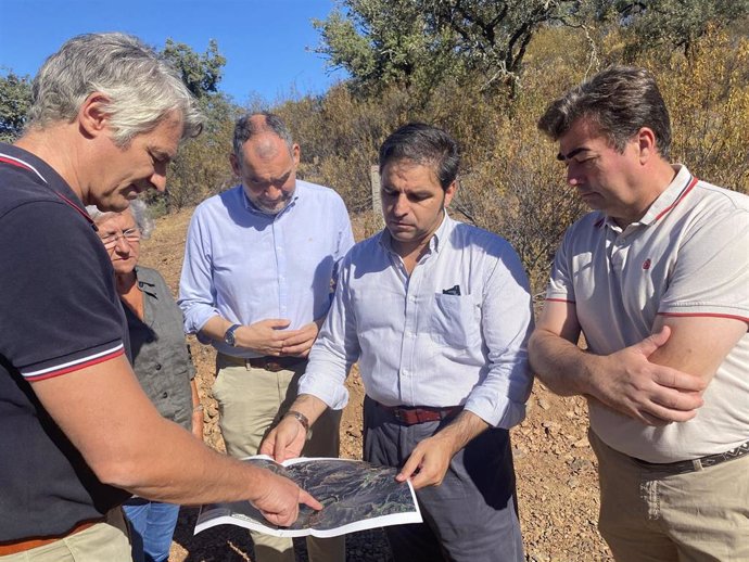 Visita del delegado territorial de Sostenibilidad y Medio Ambiente, Pedro Yórquez,  a las obras para la construcción de carriles perimetrales en Zufre.