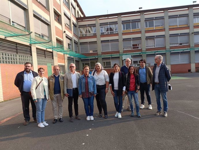 La consejera de Educación del Principado de Asturias, Lydia Espina, junto al equipo directivo del colegio público Rey Pelayo, de Gijón, y otros responsables técnicos, visitan el centro educativo donde se inician las obras de rehabilitación.