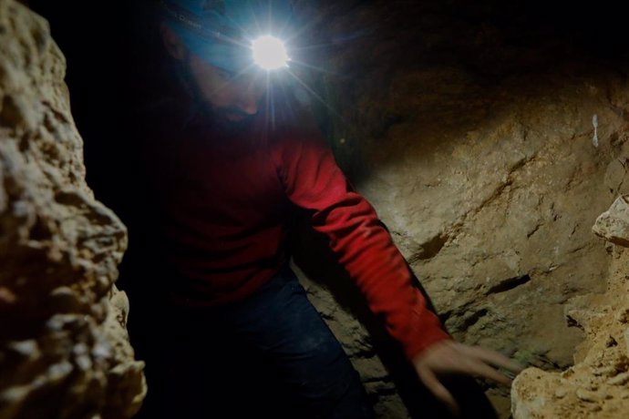 Archivo - Imagen de archivo de un especialista trabajando en una cueva de Santomera, en Murcia