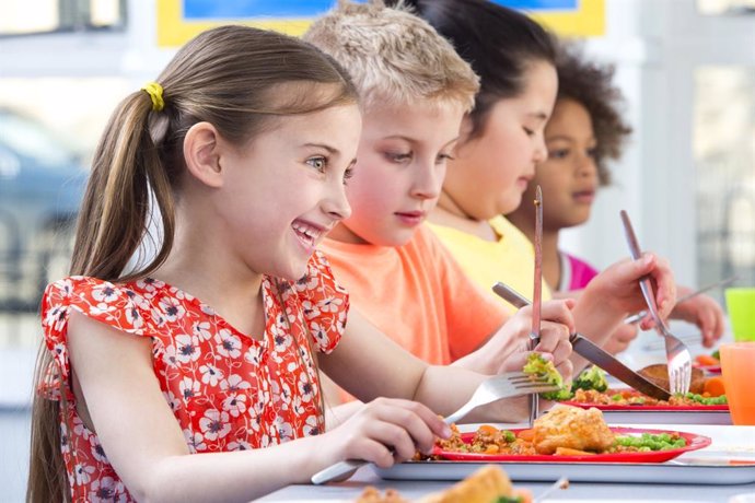 Archivo - Niños en el comedor escolar