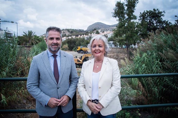 La concejala de Servicios Operativos, Teresa Porras, acompañada del concejal delegado del Distrito Este, Carlos, ha visitado esta mañana el desarrollo de estas labores en la zona del Arroyo Jaboneros, en avda. Hernán Núñez de Toledo