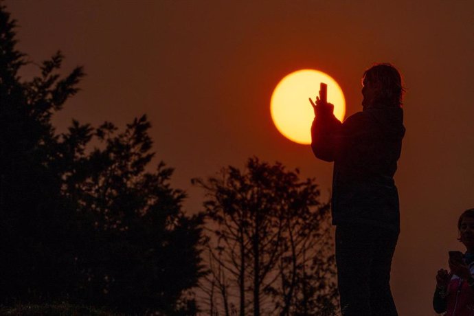 Saída do sol no Monte do Gozo en Santiago,  tinguido de vermello polo fume que chega a Galicia desde os incendios do norte de Portugal. A 19 de setembro de 2024.