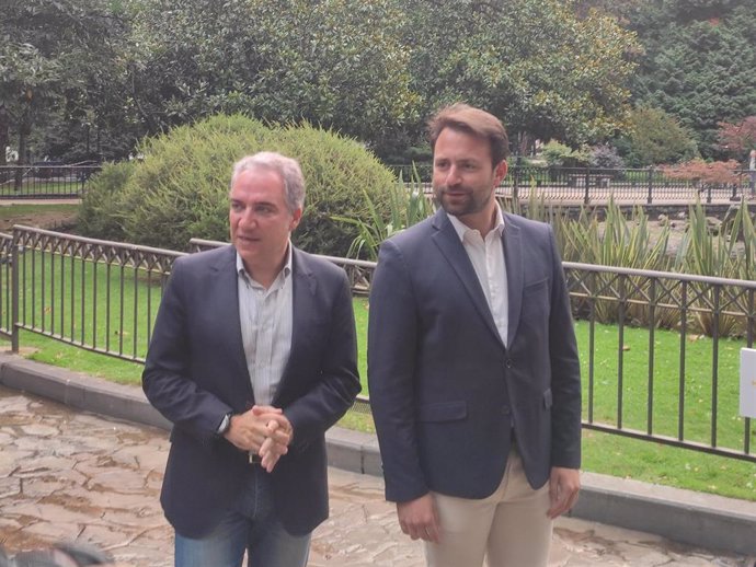 El vicesecretario de Coordinación Autonómica y Local del PP, Elías Bendodo, y el presidente del PP de Asturias, Álvaro Queipo, en Oviedo