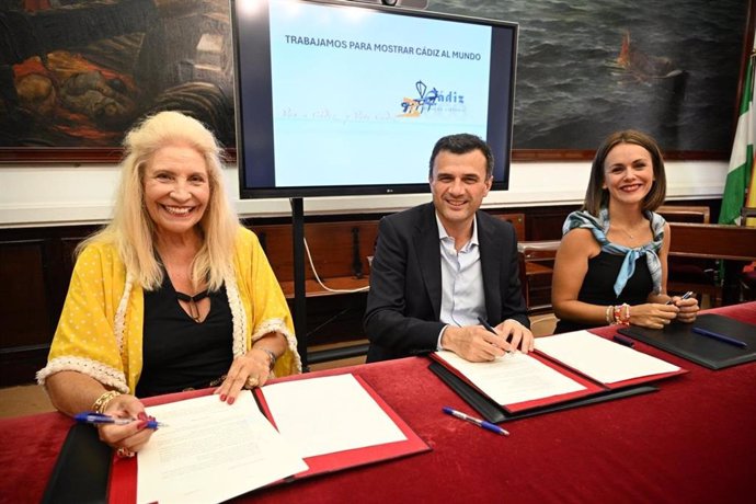 El alcalde de Cádiz, Bruno García, y la presidenta de la Asociación Skal International Cádiz, Josefa Díaz, suscriben convenio de colaboración para que Cádiz sea sede del Congreso Mundial de Skal International en 2027.