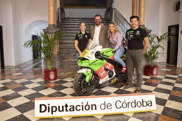 Ruiz y Martín junto a componentes del Deza Box 77 Racing Team.