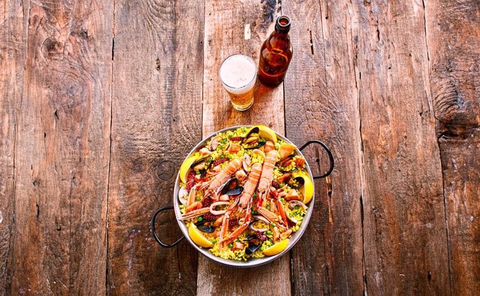 La paella: el plato estrella que nunca pasa de moda y que une sabor, salud y tradición en la Dieta Mediterránea