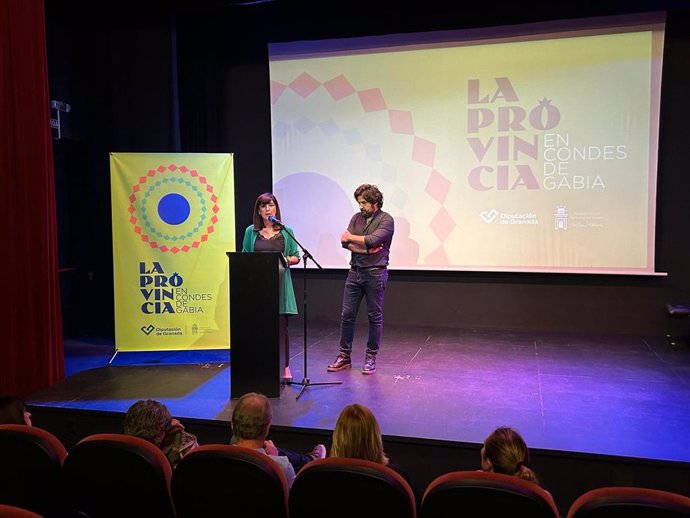 La diputada provincial de Cultura y Educación de Granada, Pilar Caracuel, y el diseñador gráfico Ángel Lozano presentan el programa 'La provincia en Condes de Gabia'.