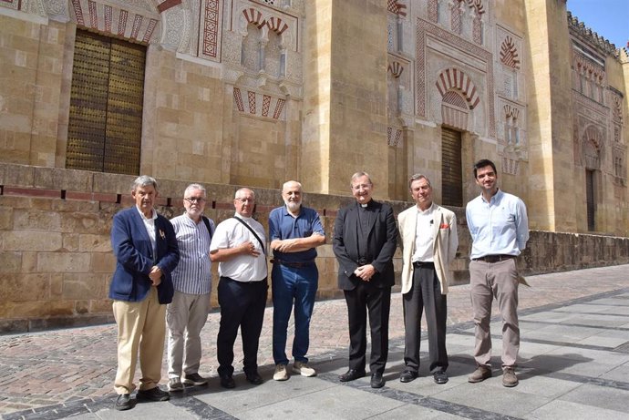 Archivo - El presidente Icomos España, Juan Carlos Molina, (centro), junto al deán del Cabildo Catedral, Joaquín Alberto Nieva, ante la Mezquita-Catedral.