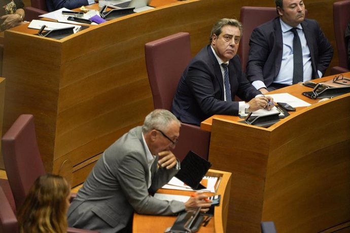 El diputado de Compromís en las Cortes Valencianas, Joan Baldoví (i), y el portavoz de VOX en las Corts, José María Llanos (c), durante un debate de política general en Les Corts