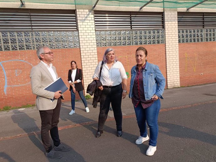 La consejera de Educación del Principado de Asturias, Lydia Espina, durante su visita al colegio público Rey Pelayo, en Gijón.