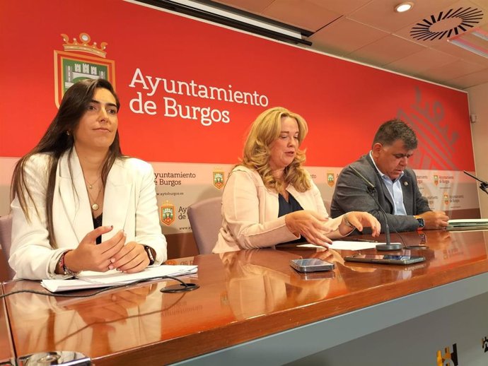 La portavoz municipal, Andrea Ballesteros; la alcaldesa, Cristina Ayala, y el responsable de Urbanismo y profesor de la UBU, Juan Manuel Manso, en la rueda de prensa.