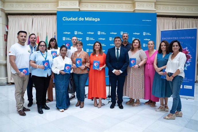 La concejala delegada de Participación Ciudadana, Migración y Cooperación al Desarrollo, Mar Torres, junto al decano del Cuerpo Consular de Málaga, Alberto Benito, y representantes de las asociaciones participantes, ha presentado estas jornadas