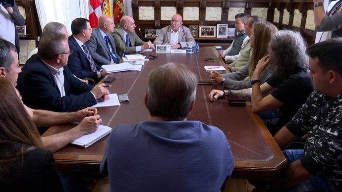 Reunión en el despacho del alcalde de Valladolid (al fondo), con el Comité de Empresa de Bimbo y los viceconsejeros de Economía y Política Agrícola Comunitaria y Desarrollo Rural.