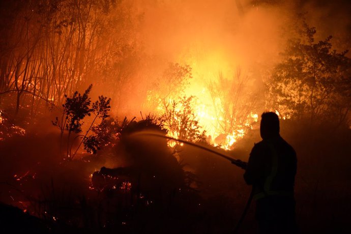 Archivo - Brigadas forestales y vecinos colaboraron en el control de las llamas, lejos de las viviendas, a 28 de julio de 2022, en Cudeiro, Orense, Galicia, (España). Ayer 27 de julio se declaró un nuevo incendio entre Castrelo de Miño y Cartelle. La Xunt