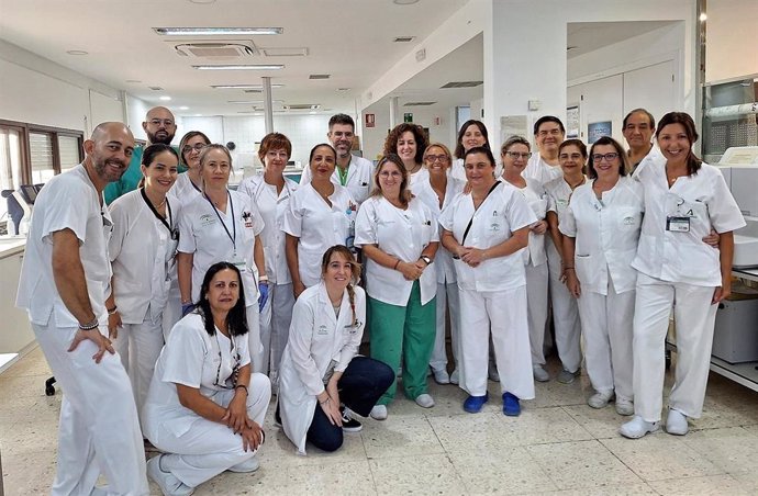 Profesionales del Laboratorio de Análisis Clínico y Microbiología del Hospital Infanta Elena de Huelva.