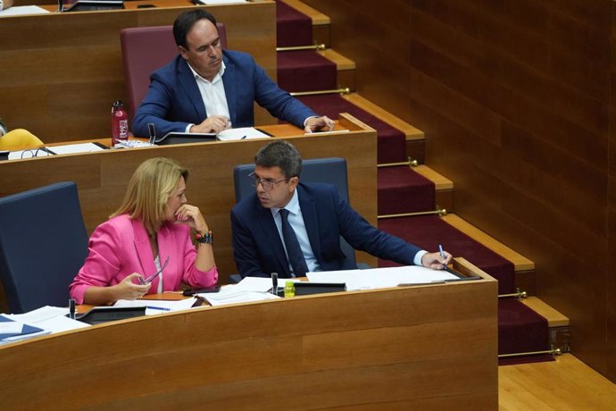 La vicepresidenta del Gobierno valenciano, Susana Camarero, y el presidente de la Generalitat Valenciana, Carlos Mazón, durante un debate de política general en Les Corts